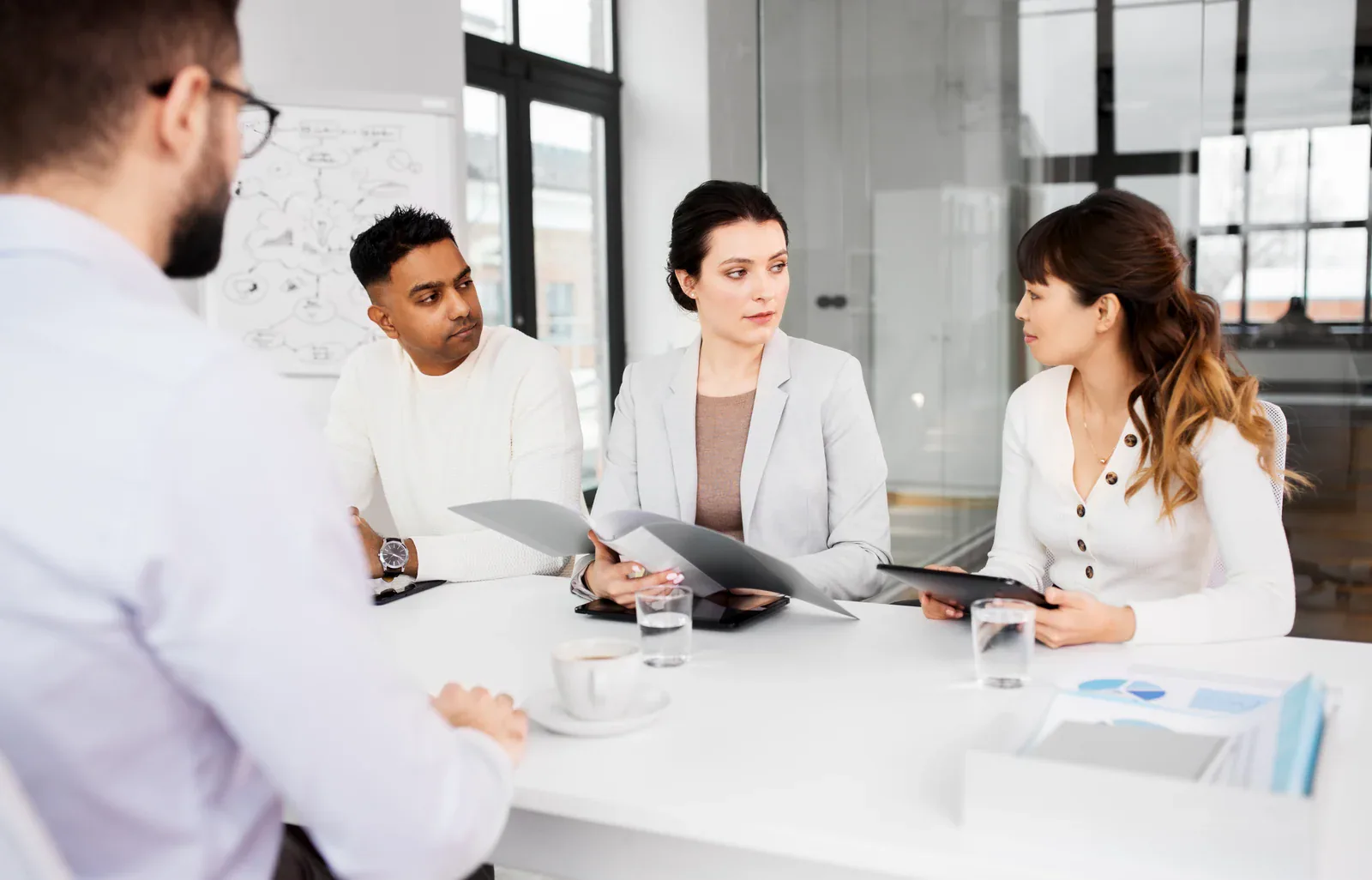 Profesionales conversan en un entorno de trabajo