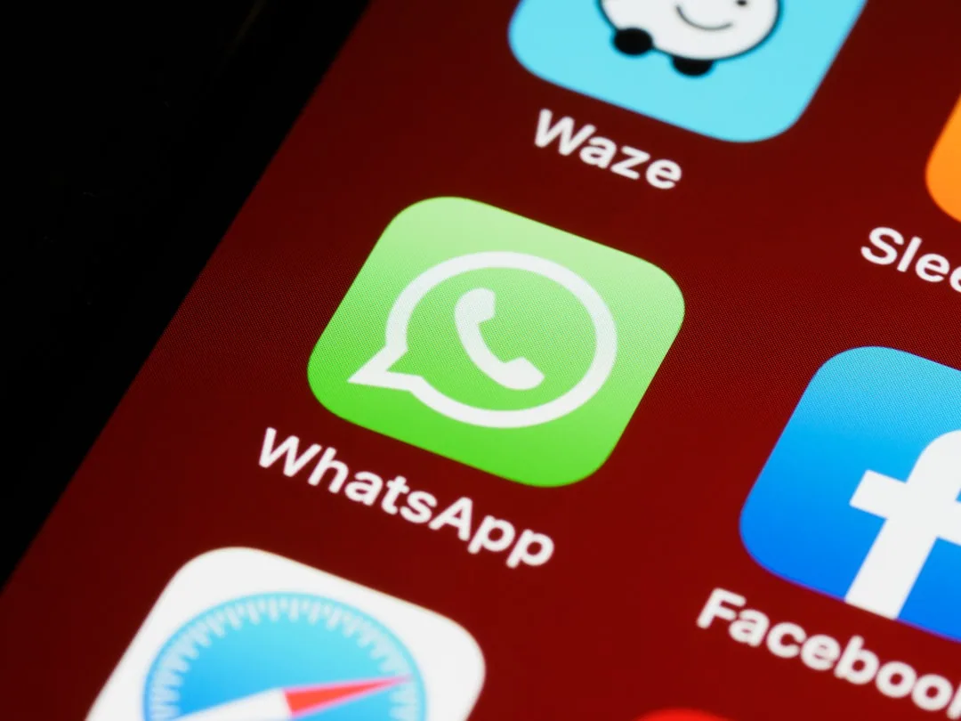 Pantalla de móvil con el icono de WhatsApp, app usada en despidos que Barcelona Laboral analiza para trabajadores en Barcelona