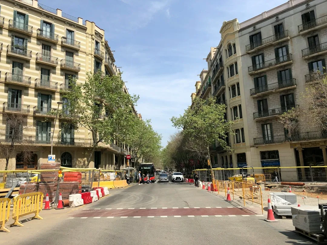 Calle de Barcelona con obras y tráfico, escenario habitual de inspecciones laborales que gestiona Barcelona Laboral