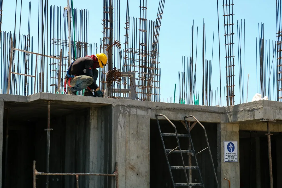 Trabajador en obra con nóminas impagadas puede reclamar indemnización con ayuda de Barcelona Laboral