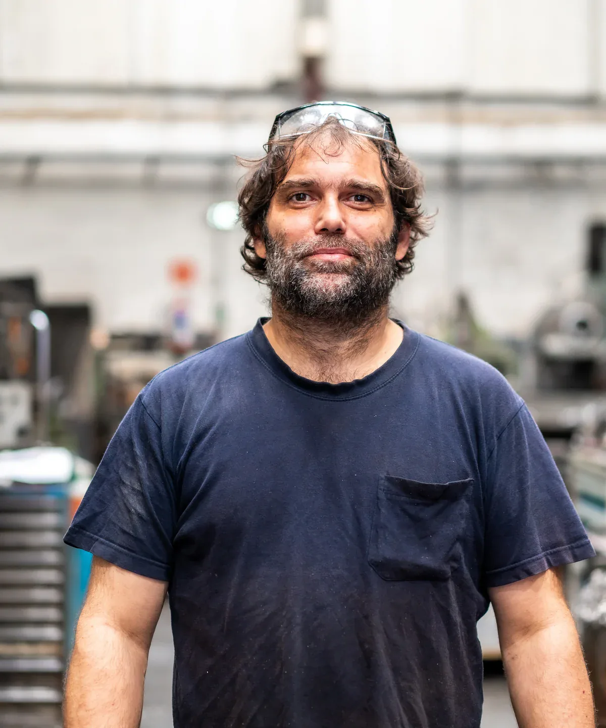 employee industrial in su entorno profesional