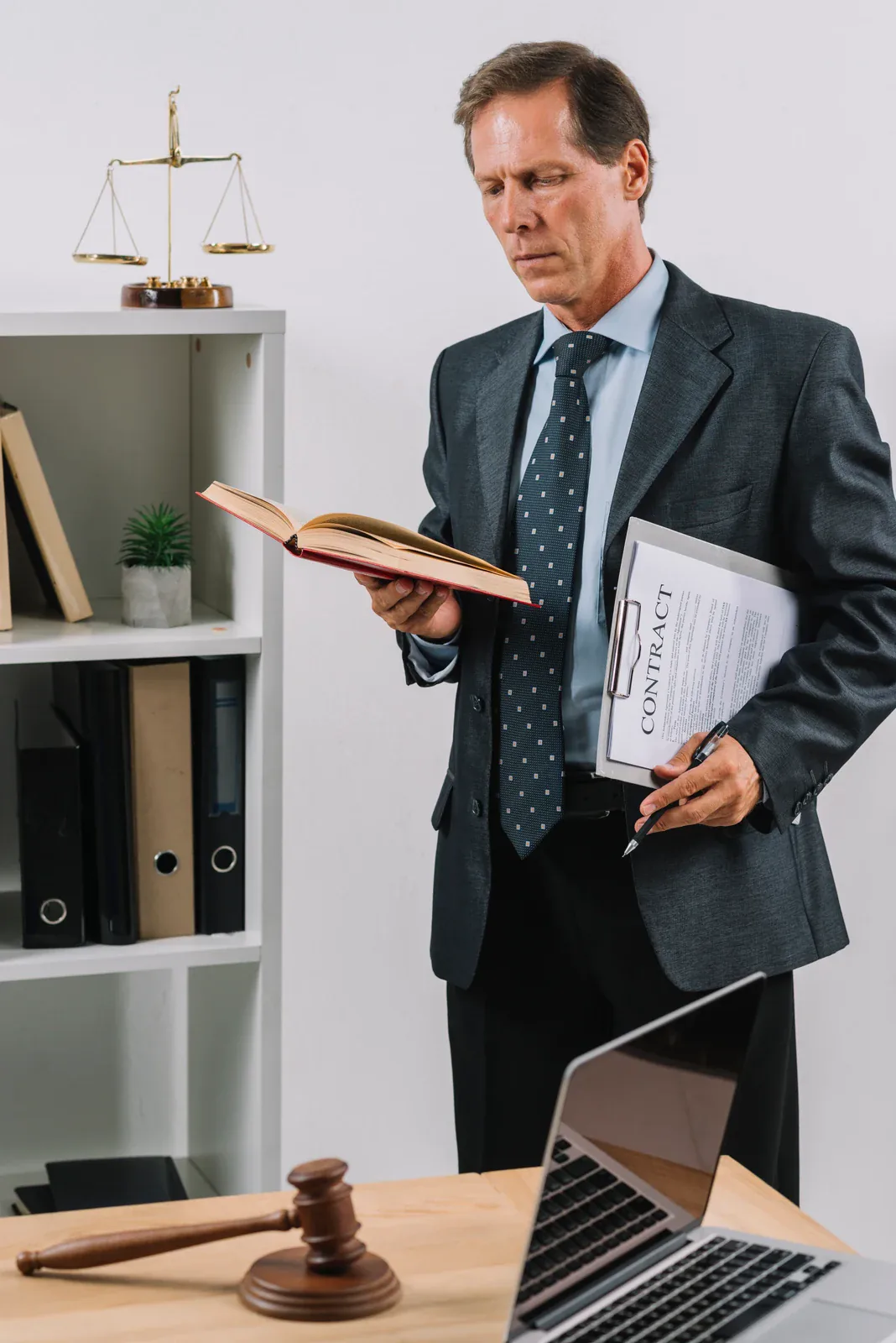 lawyer consultando documentation legal in su law firm