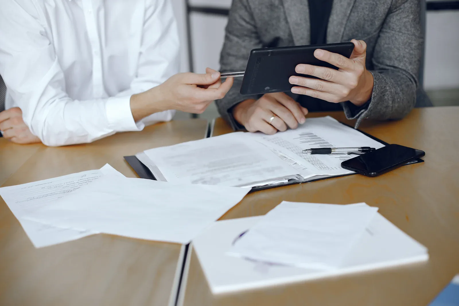 lawyer revisando documentation employment before una negotiation